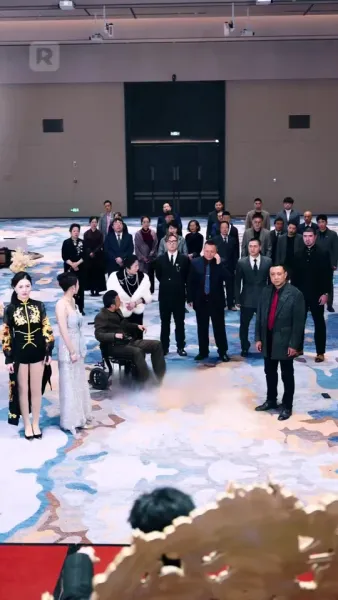 มังกรที่ถูกขังบินขึ้นไปบนท้องฟ้า