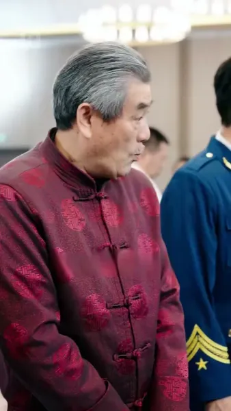 มังกรที่ถูกขังบินขึ้นไปบนท้องฟ้า