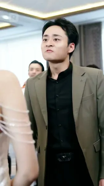 มังกรที่ถูกขังบินขึ้นไปบนท้องฟ้า