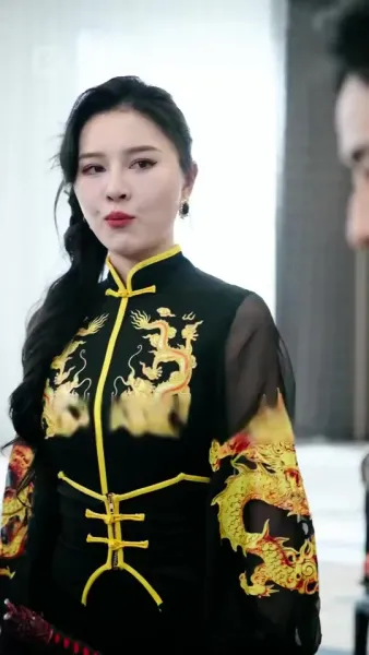 มังกรที่ถูกขังบินขึ้นไปบนท้องฟ้า