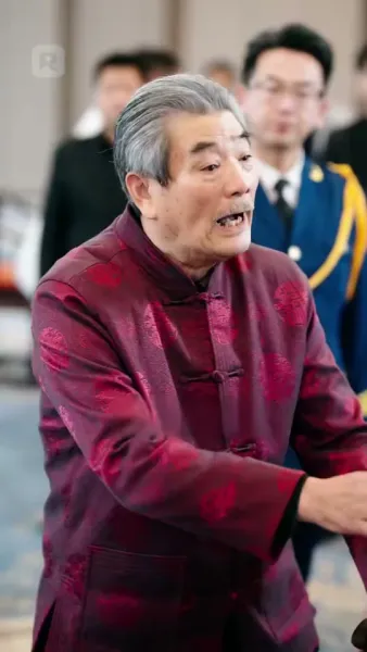 มังกรที่ถูกขังบินขึ้นไปบนท้องฟ้า