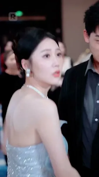 มังกรที่ถูกขังบินขึ้นไปบนท้องฟ้า