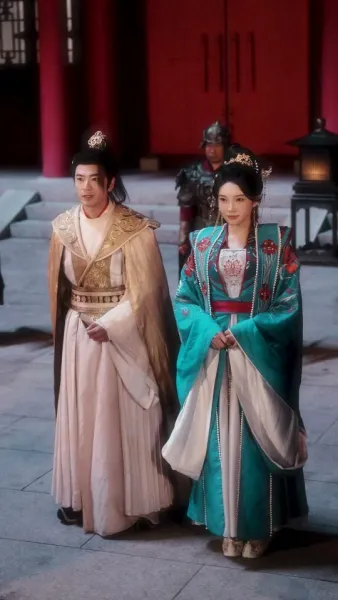  เสน่ห์ลวงใจ ใต้เงาบัลลังก์