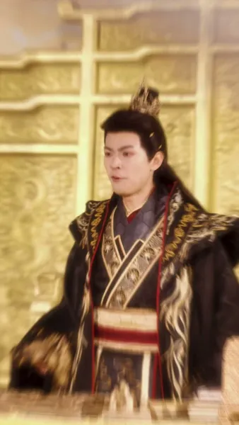  เสน่ห์ลวงใจ ใต้เงาบัลลังก์