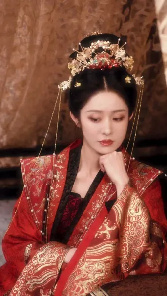  เสน่ห์ลวงใจ ใต้เงาบัลลังก์