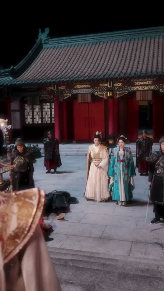  เสน่ห์ลวงใจ ใต้เงาบัลลังก์