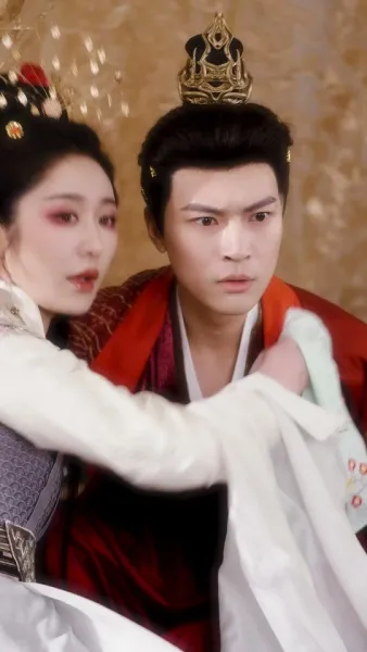  เสน่ห์ลวงใจ ใต้เงาบัลลังก์