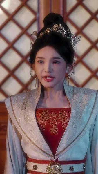  เสน่ห์ลวงใจ ใต้เงาบัลลังก์