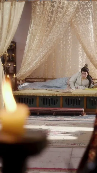  เสน่ห์ลวงใจ ใต้เงาบัลลังก์