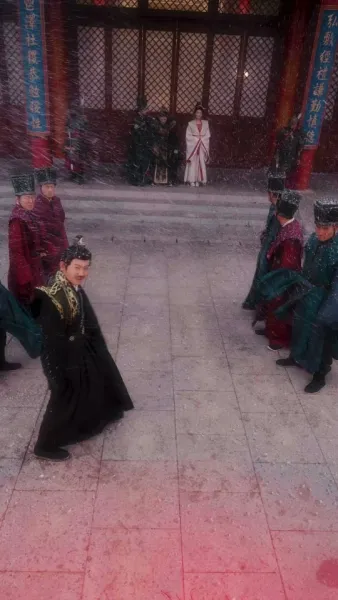  เสน่ห์ลวงใจ ใต้เงาบัลลังก์