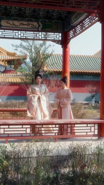  เสน่ห์ลวงใจ ใต้เงาบัลลังก์