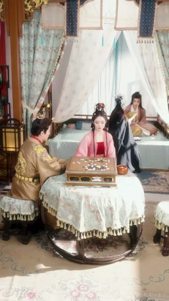  เสน่ห์ลวงใจ ใต้เงาบัลลังก์