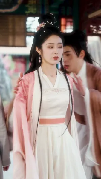  เสน่ห์ลวงใจ ใต้เงาบัลลังก์