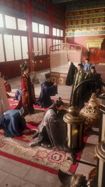  เสน่ห์ลวงใจ ใต้เงาบัลลังก์