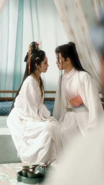  เสน่ห์ลวงใจ ใต้เงาบัลลังก์