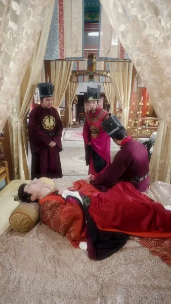  เสน่ห์ลวงใจ ใต้เงาบัลลังก์