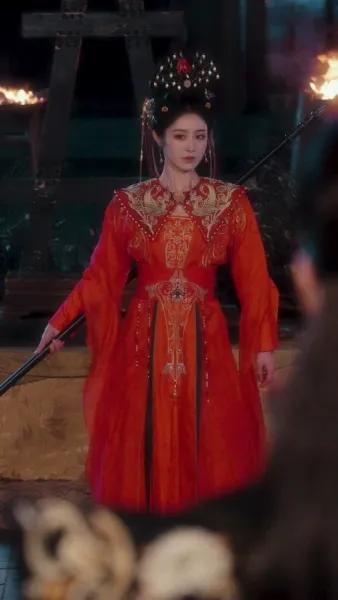  เสน่ห์ลวงใจ ใต้เงาบัลลังก์