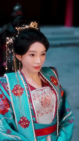  เสน่ห์ลวงใจ ใต้เงาบัลลังก์