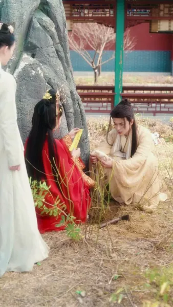  เสน่ห์ลวงใจ ใต้เงาบัลลังก์