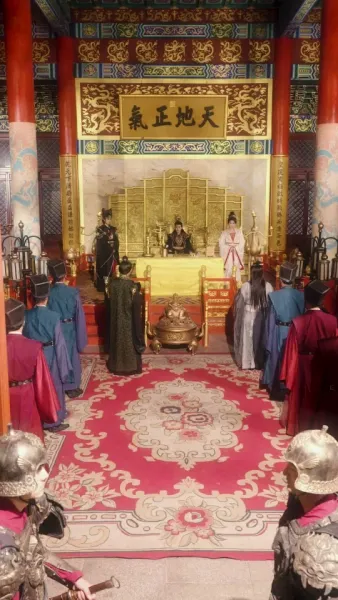  เสน่ห์ลวงใจ ใต้เงาบัลลังก์