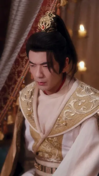  เสน่ห์ลวงใจ ใต้เงาบัลลังก์