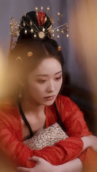  เสน่ห์ลวงใจ ใต้เงาบัลลังก์