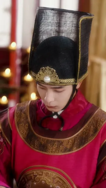  เสน่ห์ลวงใจ ใต้เงาบัลลังก์