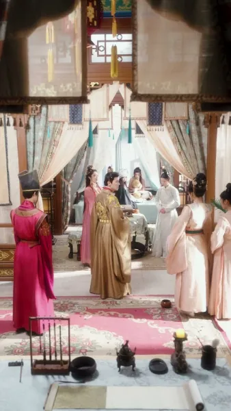  เสน่ห์ลวงใจ ใต้เงาบัลลังก์