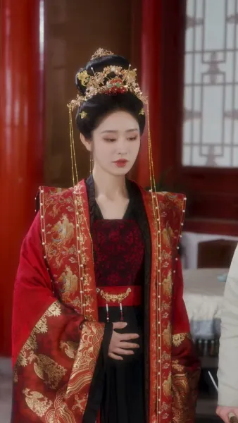  เสน่ห์ลวงใจ ใต้เงาบัลลังก์