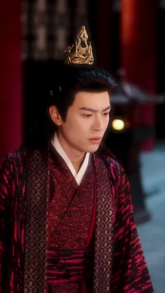  เสน่ห์ลวงใจ ใต้เงาบัลลังก์