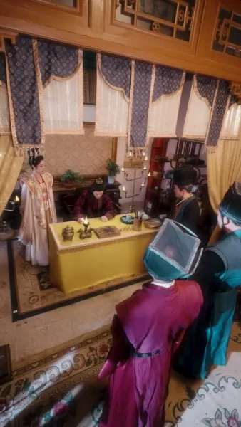  เสน่ห์ลวงใจ ใต้เงาบัลลังก์