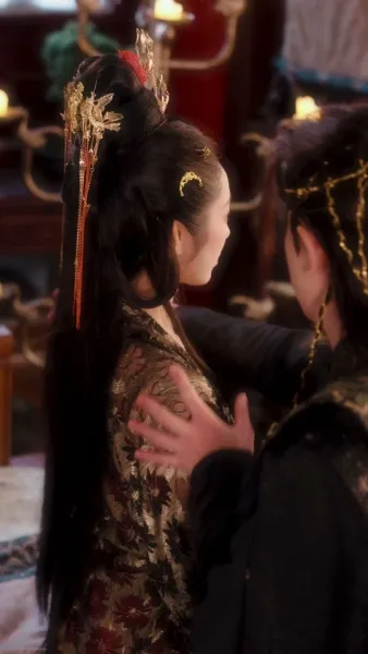  เสน่ห์ลวงใจ ใต้เงาบัลลังก์