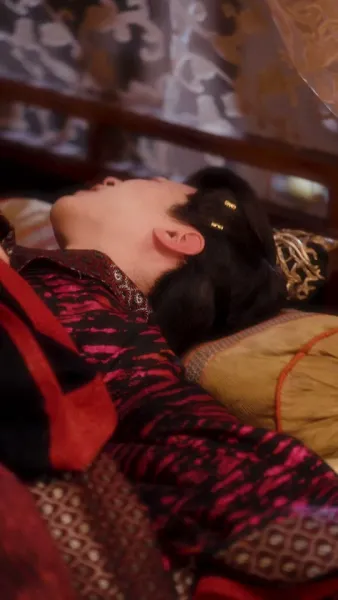  เสน่ห์ลวงใจ ใต้เงาบัลลังก์