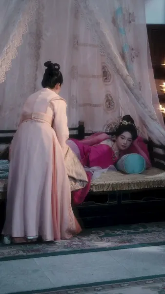  เสน่ห์ลวงใจ ใต้เงาบัลลังก์