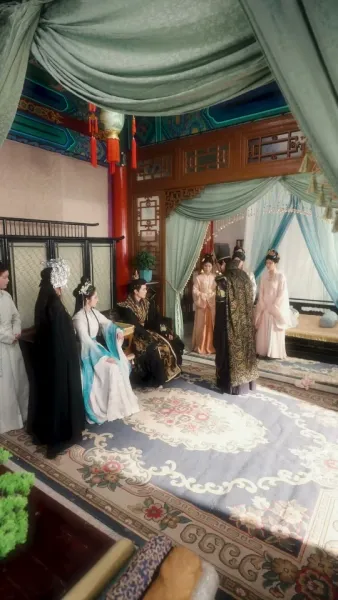  เสน่ห์ลวงใจ ใต้เงาบัลลังก์