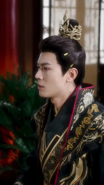  เสน่ห์ลวงใจ ใต้เงาบัลลังก์