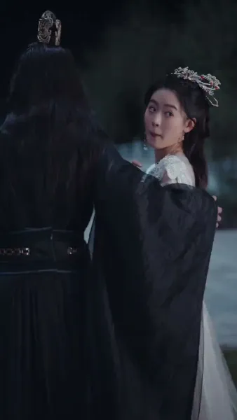 รายงานพระองค์, สมเด็จพระราชินีต้องการหย่า