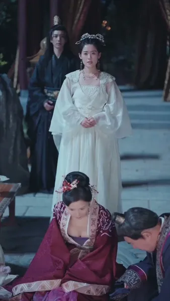 รายงานพระองค์, สมเด็จพระราชินีต้องการหย่า