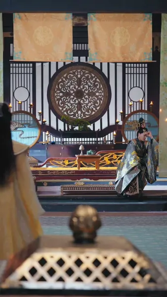 รายงานพระองค์, สมเด็จพระราชินีต้องการหย่า