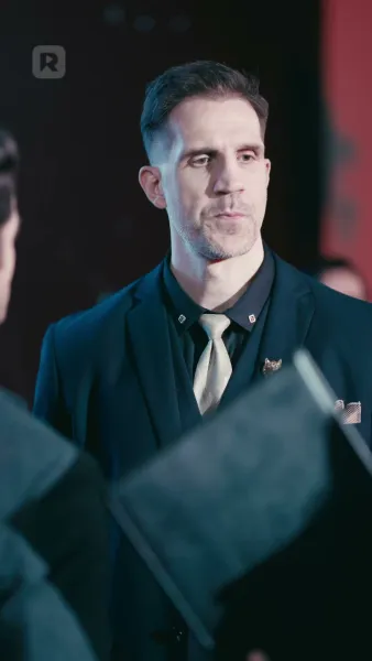 อย่าแตะพ่อของฉันที่ถือปืน!