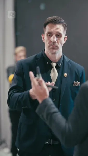 อย่าแตะพ่อของฉันที่ถือปืน!