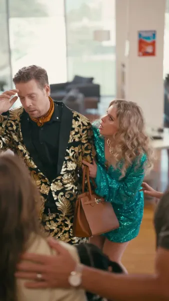 อย่าแตะพ่อของฉันที่ถือปืน!