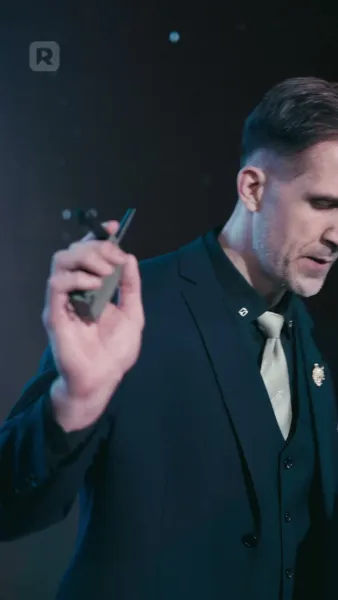 อย่าแตะพ่อของฉันที่ถือปืน!