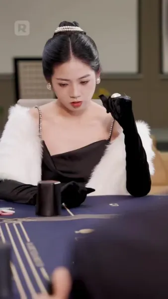 ถูกผูกพันกับมหานุค: ประสบการณ์ที่ไม่คาดคิดของเธอ