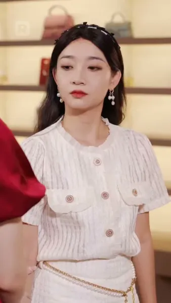 ถูกผูกพันกับมหานุค: ประสบการณ์ที่ไม่คาดคิดของเธอ