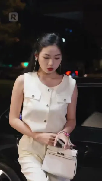 ถูกผูกพันกับมหานุค: ประสบการณ์ที่ไม่คาดคิดของเธอ