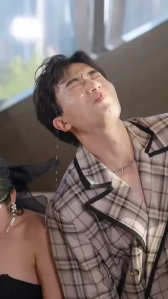 ถูกผูกพันกับมหานุค: ประสบการณ์ที่ไม่คาดคิดของเธอ