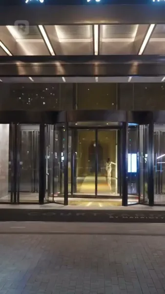 ถูกผูกพันกับมหานุค: ประสบการณ์ที่ไม่คาดคิดของเธอ