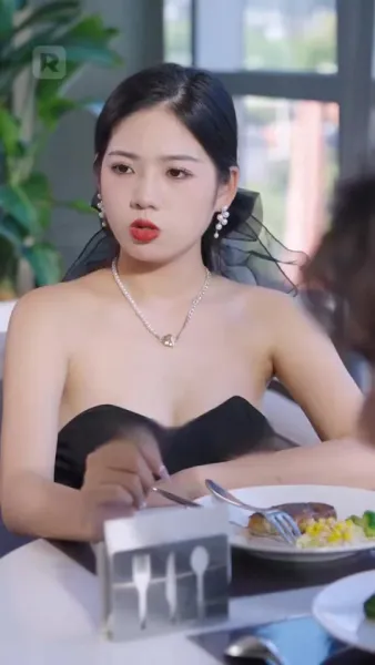 ถูกผูกพันกับมหานุค: ประสบการณ์ที่ไม่คาดคิดของเธอ