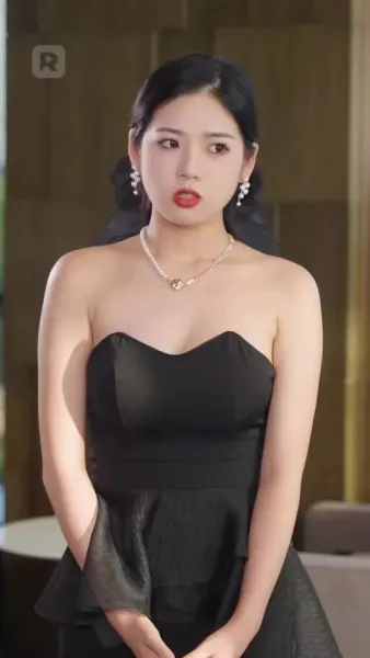 ถูกผูกพันกับมหานุค: ประสบการณ์ที่ไม่คาดคิดของเธอ